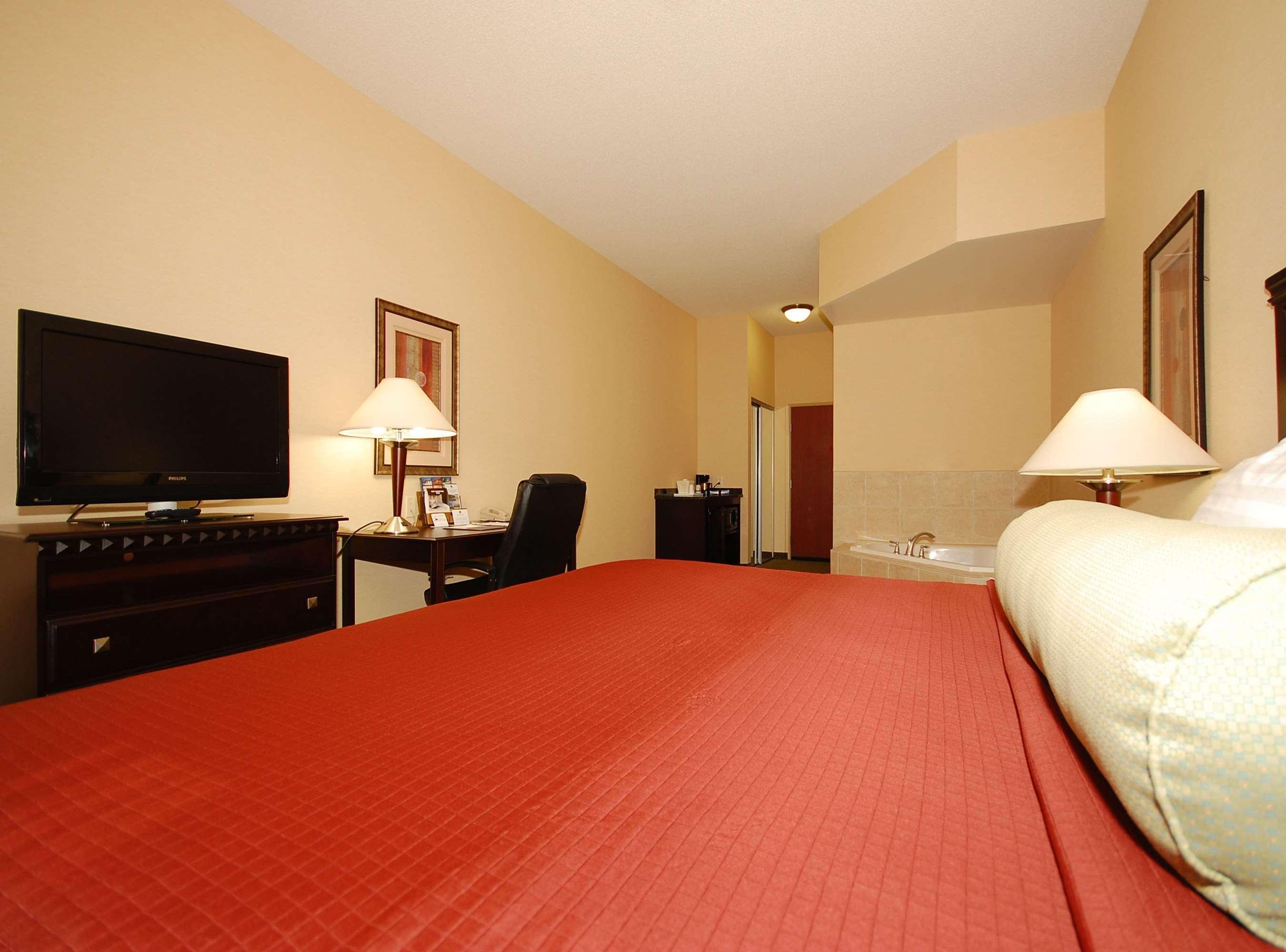 Best Western Plus Victor Inn & Suites Exterior photo