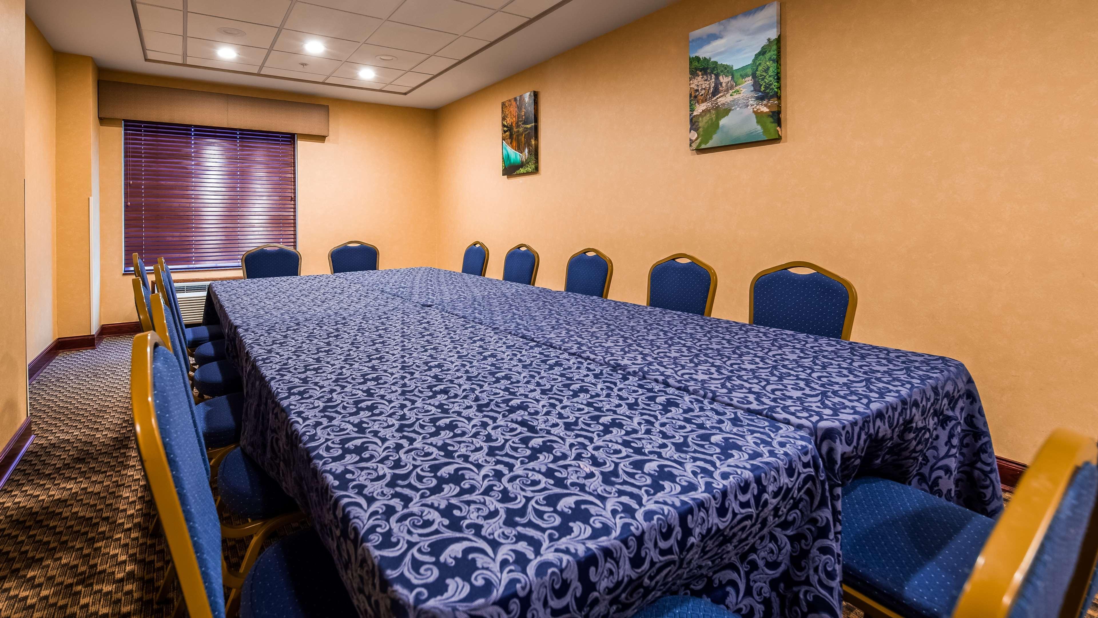 Best Western Plus Victor Inn & Suites Exterior photo