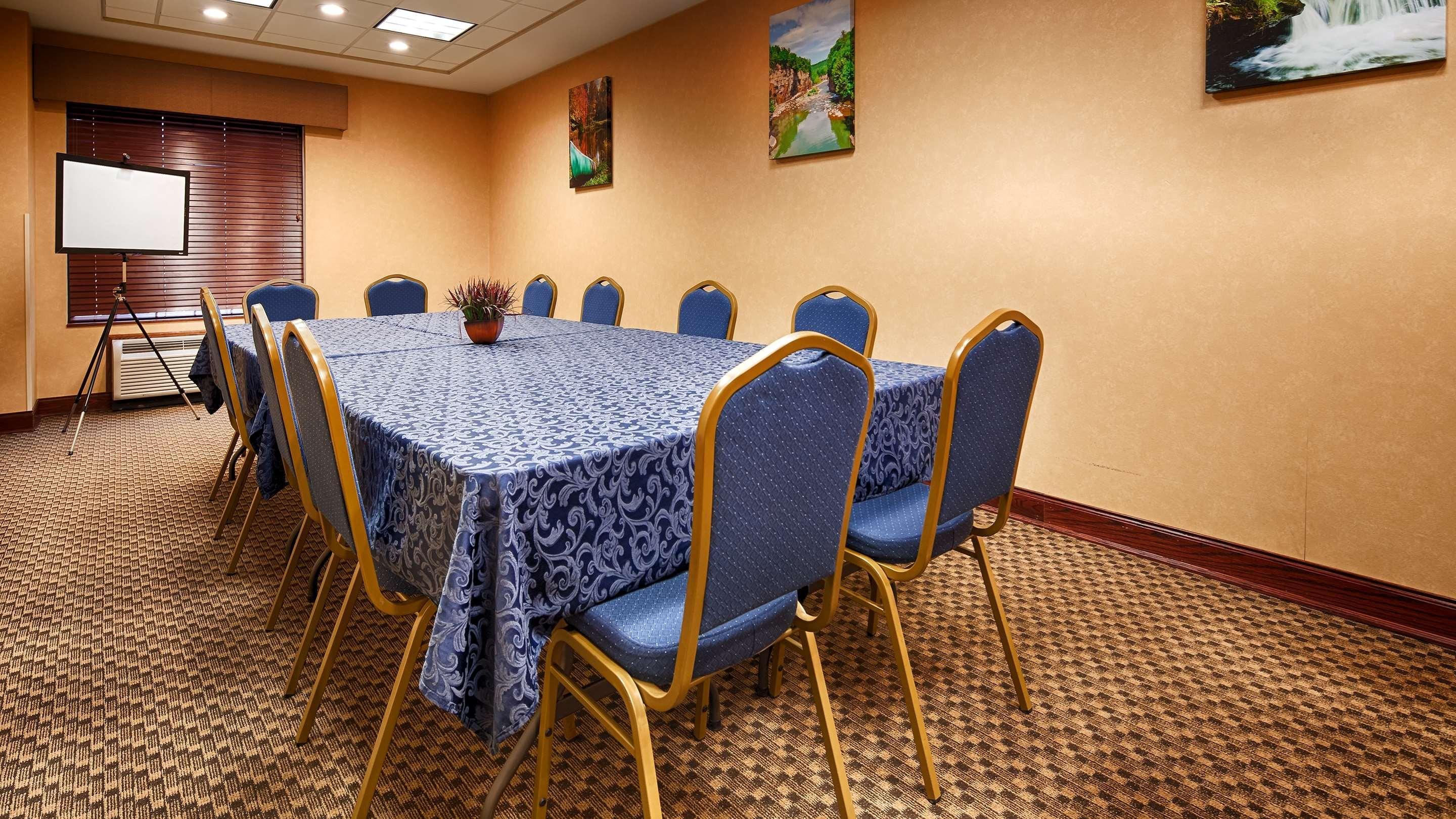 Best Western Plus Victor Inn & Suites Exterior photo