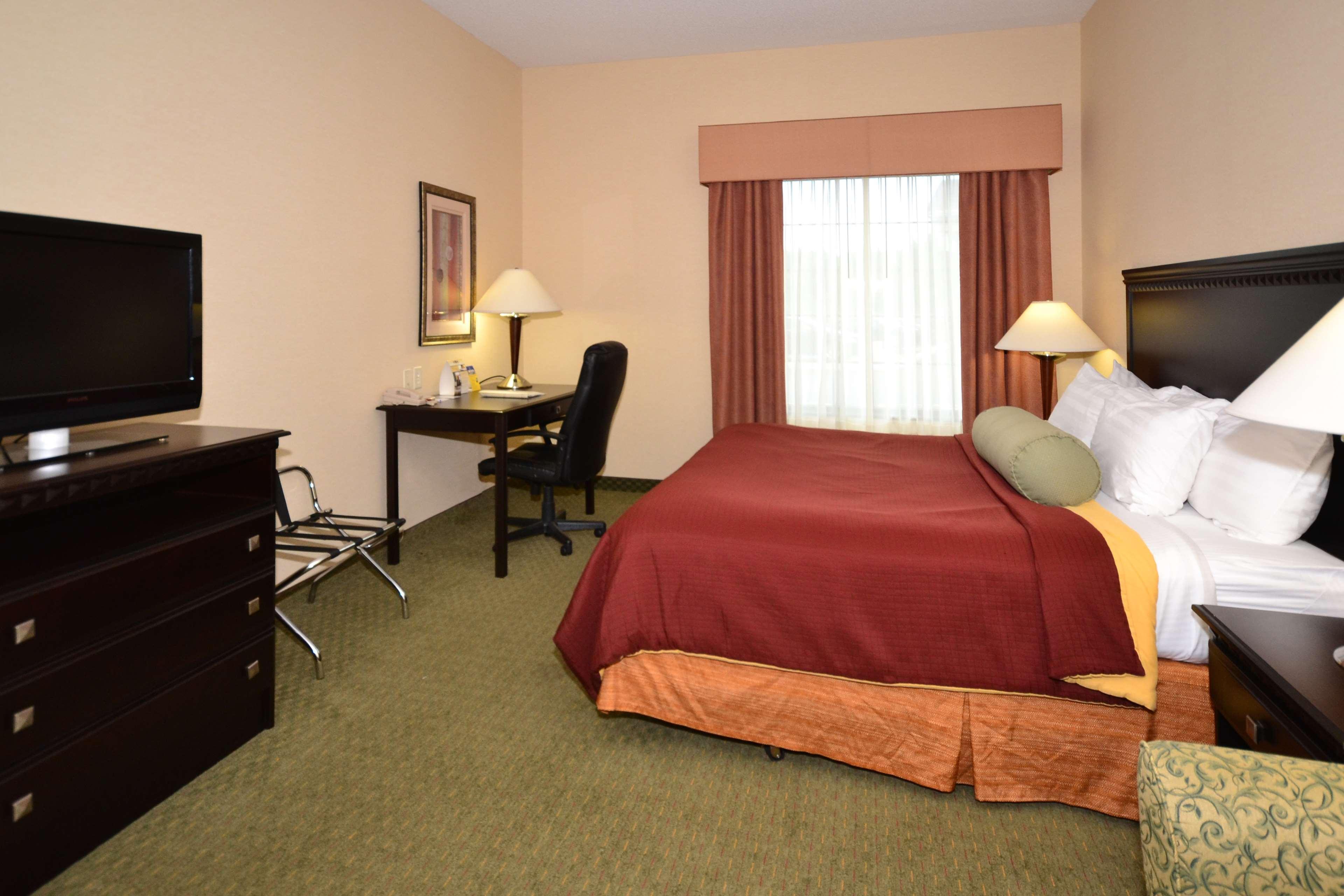 Best Western Plus Victor Inn & Suites Exterior photo