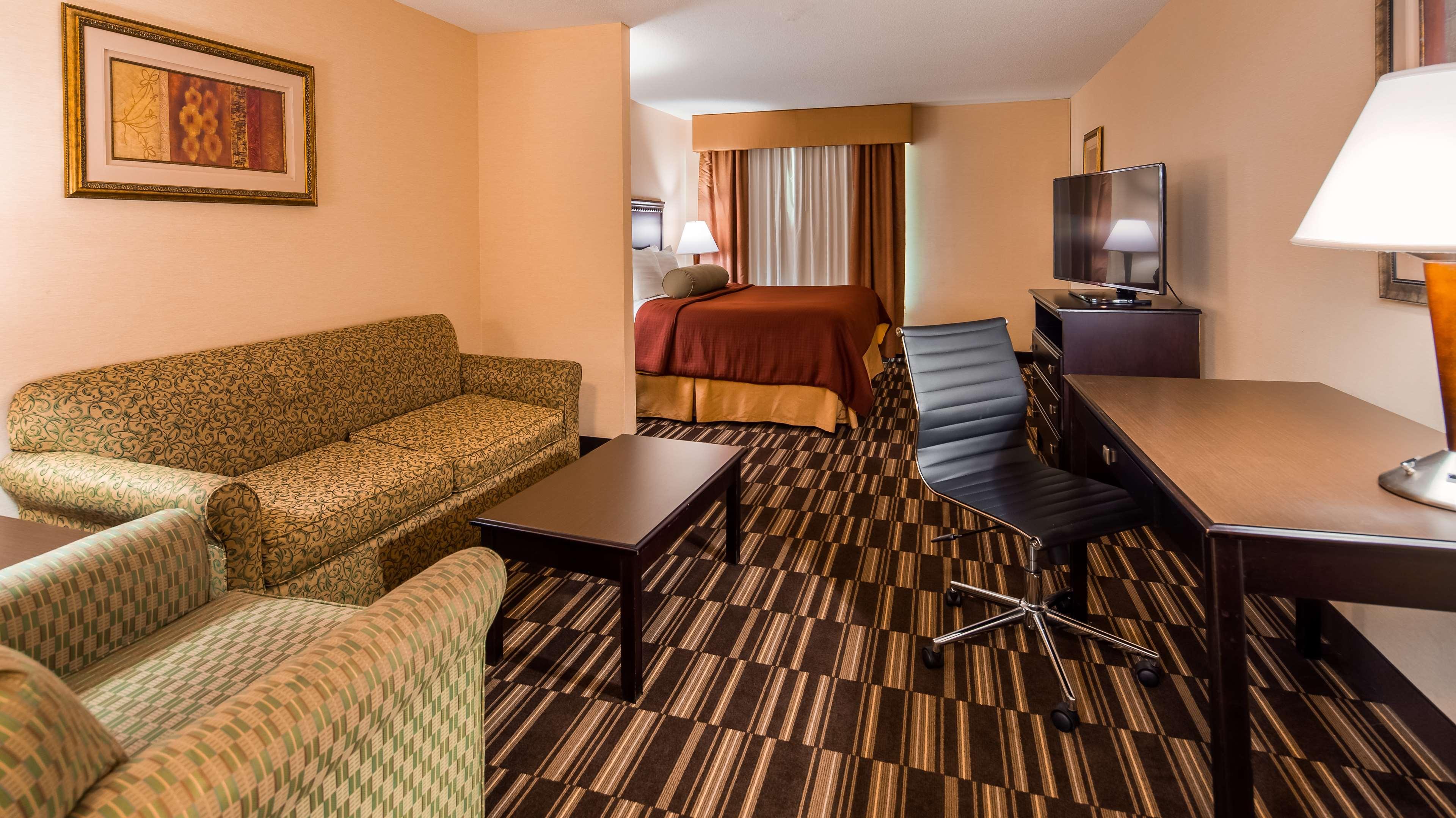 Best Western Plus Victor Inn & Suites Exterior photo