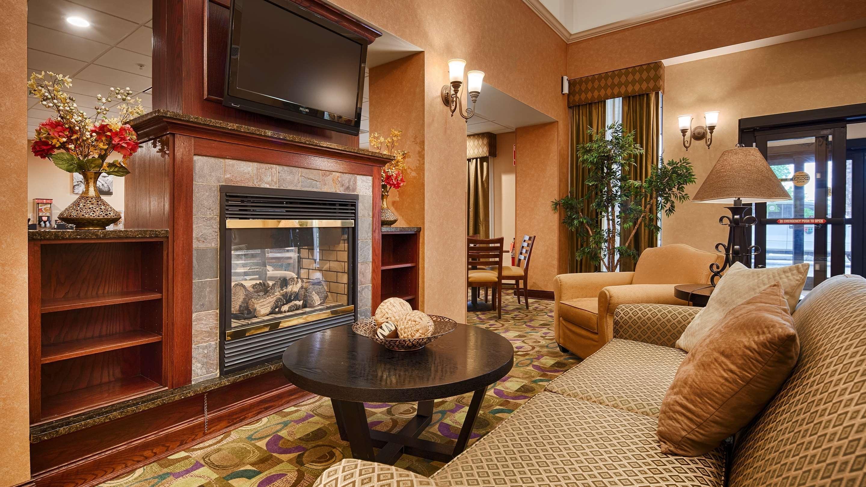 Best Western Plus Victor Inn & Suites Exterior photo