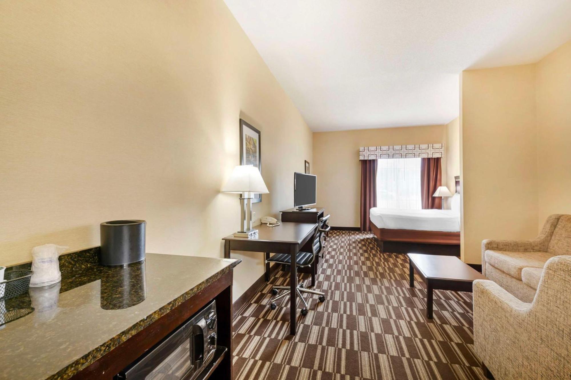 Best Western Plus Victor Inn & Suites Exterior photo