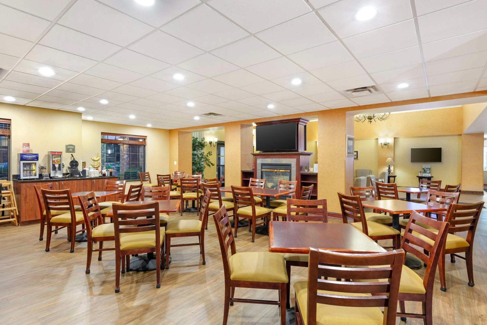 Best Western Plus Victor Inn & Suites Exterior photo