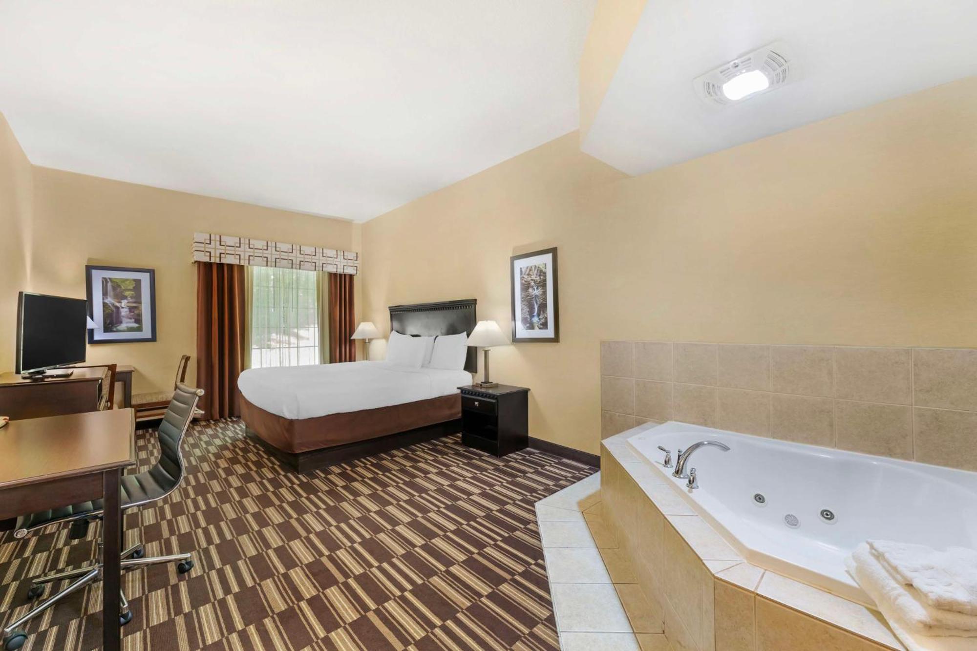 Best Western Plus Victor Inn & Suites Exterior photo
