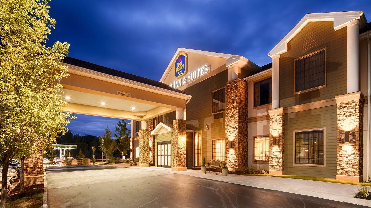 Best Western Plus Victor Inn & Suites Exterior photo